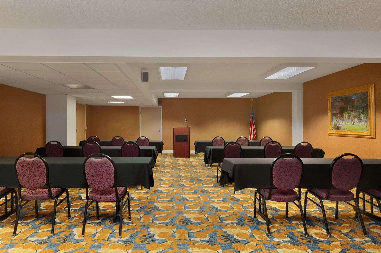 Hotel Baymont By Wyndham Latham Albany Airport Exterior foto